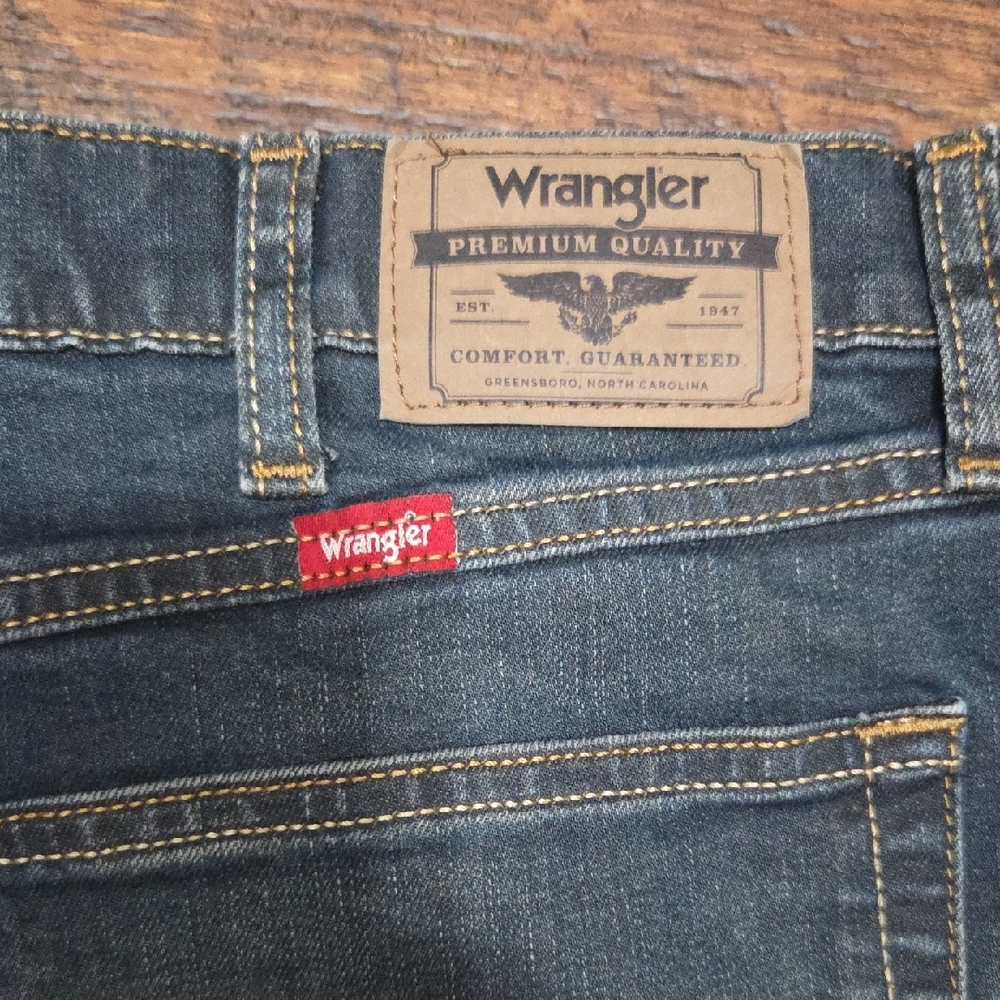 Wrangler Dark Blue Relaxed Fit Jeans - Picture 5 of 5